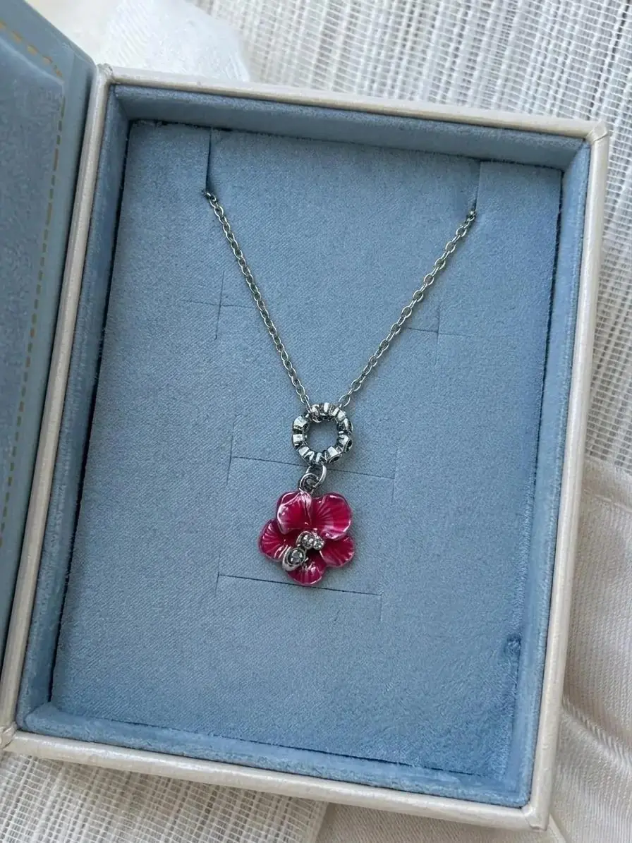 Ürün görseli Hibiscus Flower Charm Kolye